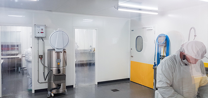 salle propre rénovée avec plaques en pvc blanche